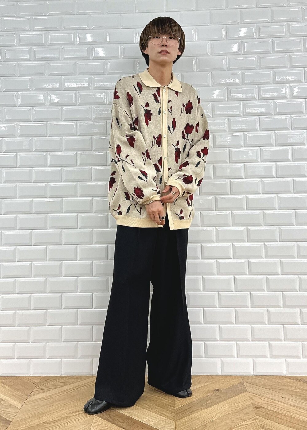ベージュ系のカーディガン/ボレロ、ブラック系のスラックスを着用したメンズの秋コーディネートの5枚目の写真