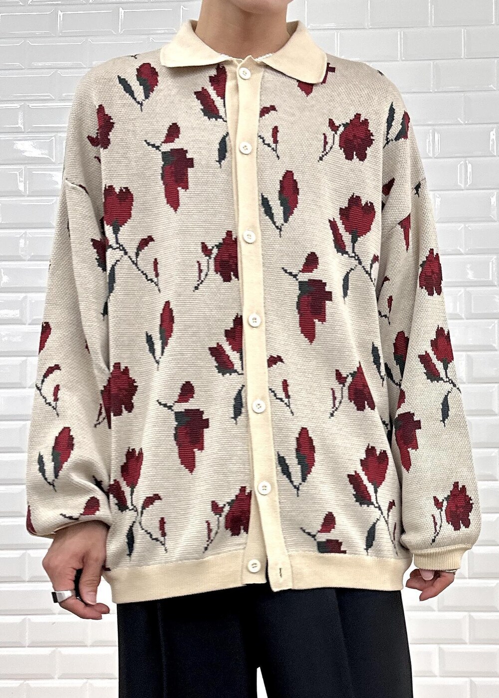 ベージュ系のカーディガン/ボレロ、ブラック系のスラックスを着用したメンズの秋コーディネートの6枚目の写真