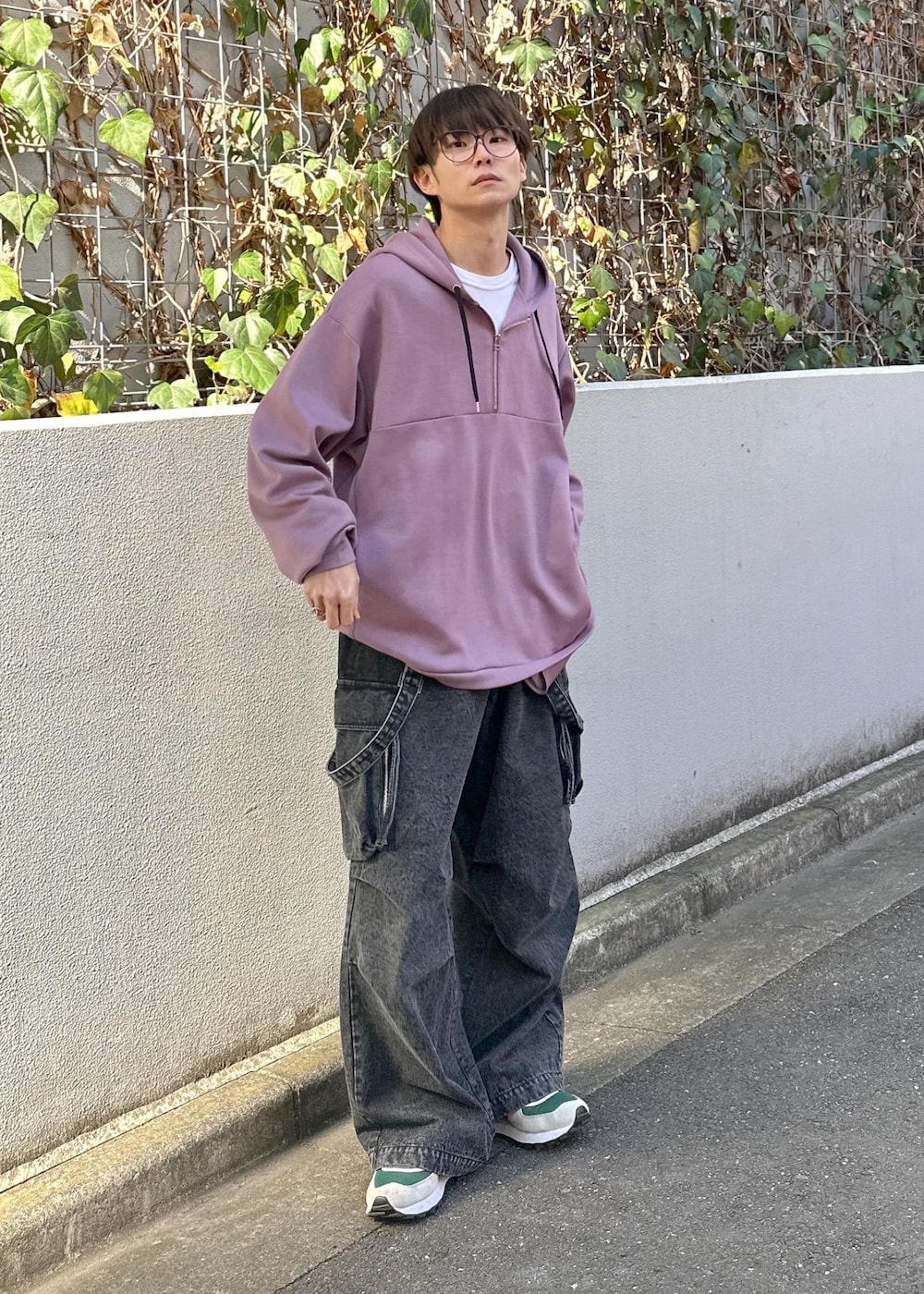 パープル系のパーカー、グレー系のカーゴパンツ、ブラック系のテーラードジャケットを着用したメンズの冬コーディネートの5枚目の写真