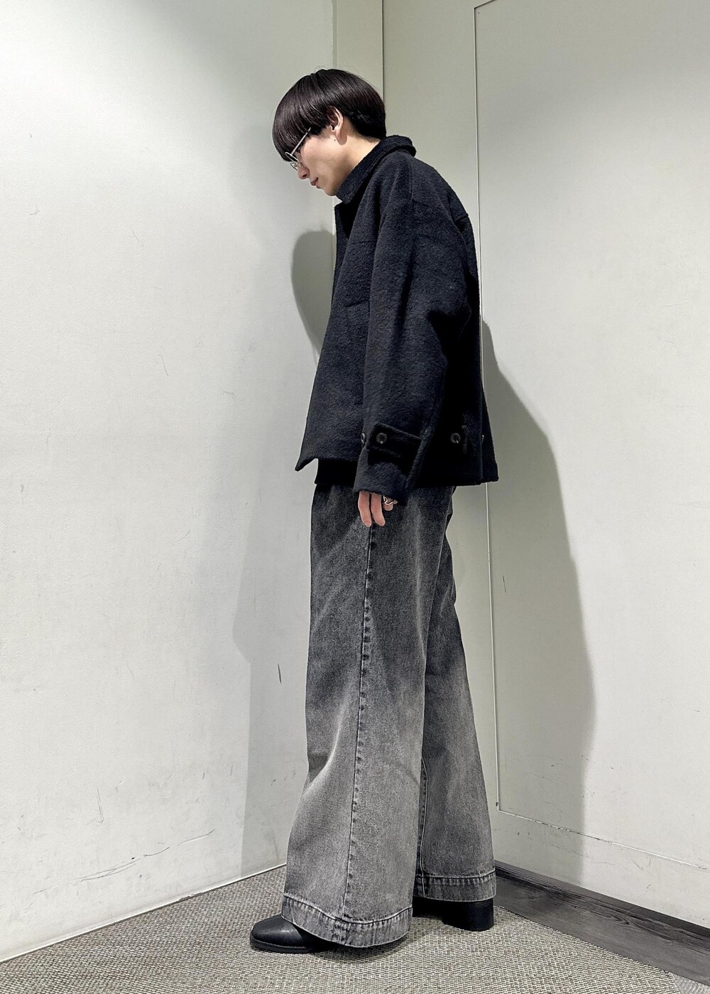 「junred、スウェット、ワイドパンツ、デニム、モノトーン、冬コーデ、デート、ブラック、ビッグシルエット、短丈、ショート丈、ブルゾン、プチプラ、ゆるコーデ、23AW冬の新作」｜「JUNREDのヴィンテージデニムスーパーフレアパンツ（デニムパンツ、ブラック系）」を使った、omatsuさん（メンズ・169cm）の冬コーディネートの2枚目の写真