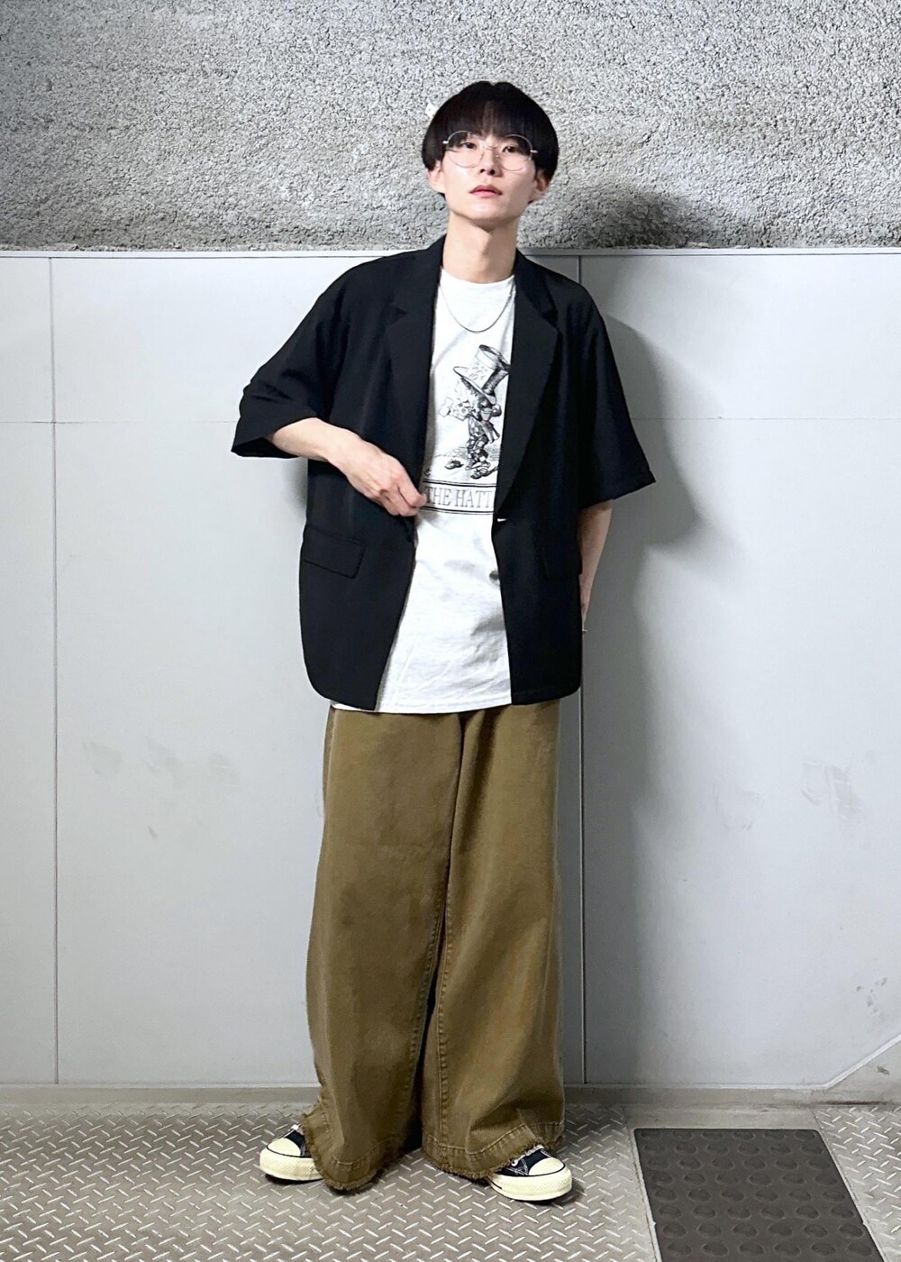 グレー系のTシャツ/カットソー、ベージュ系のデニムパンツ、ブラック系のテーラードジャケットを着用したメンズの春コーディネートの10枚目の写真