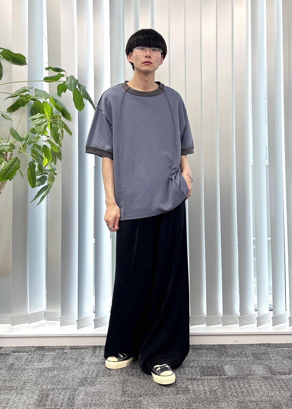 ブラック系のスラックス、ブルー系のTシャツ/カットソーを着用したメンズの春コーディネートの7枚目の写真