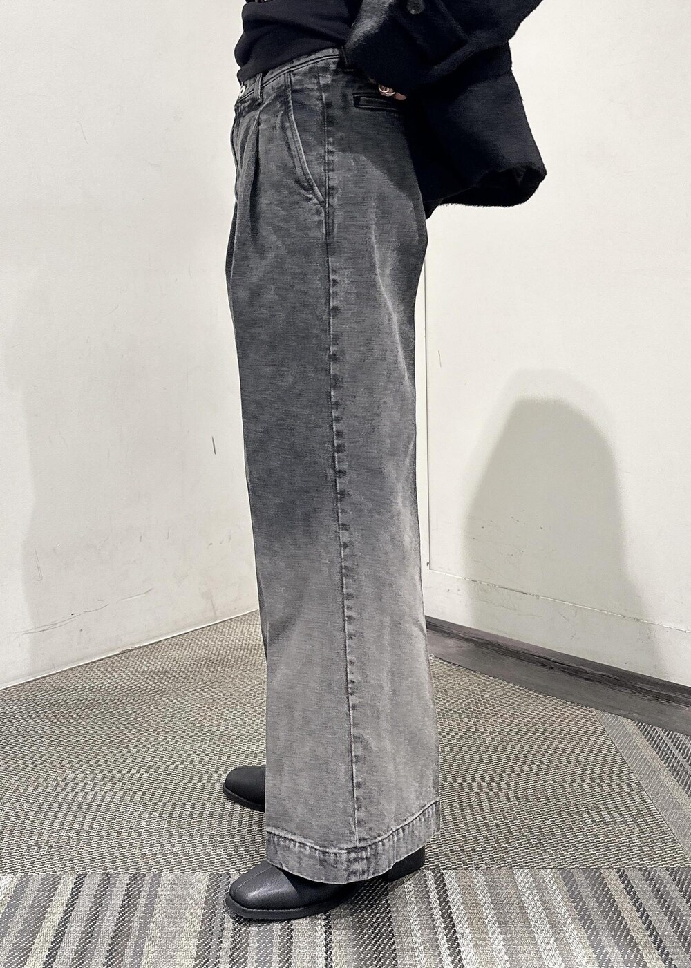 「junred、スウェット、ワイドパンツ、デニム、モノトーン、冬コーデ、デート、ブラック、ビッグシルエット、短丈、ショート丈、ブルゾン、プチプラ、ゆるコーデ、23AW冬の新作」｜「JUNREDのヴィンテージデニムスーパーフレアパンツ（デニムパンツ、ブラック系）」を使った、omatsuさん（メンズ・169cm）の冬コーディネートの6枚目の写真