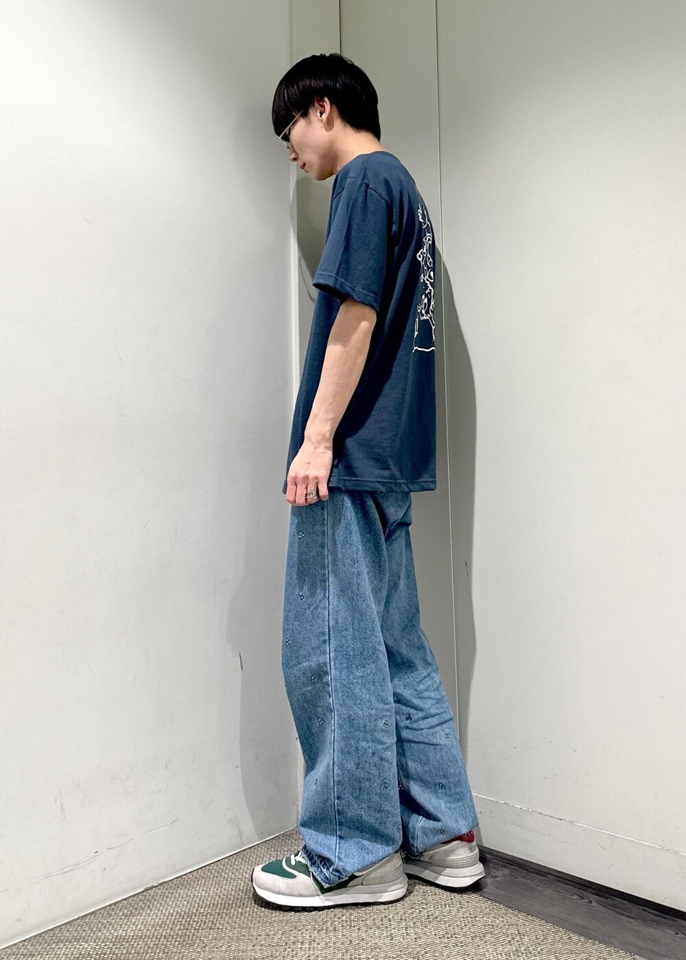 ブルー系のデニムパンツを着用したメンズの冬コーディネートの2枚目の写真