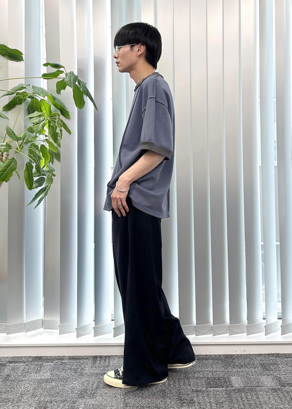 ブラック系のスラックス、ブルー系のTシャツ/カットソーを着用したメンズの春コーディネートの2枚目の写真