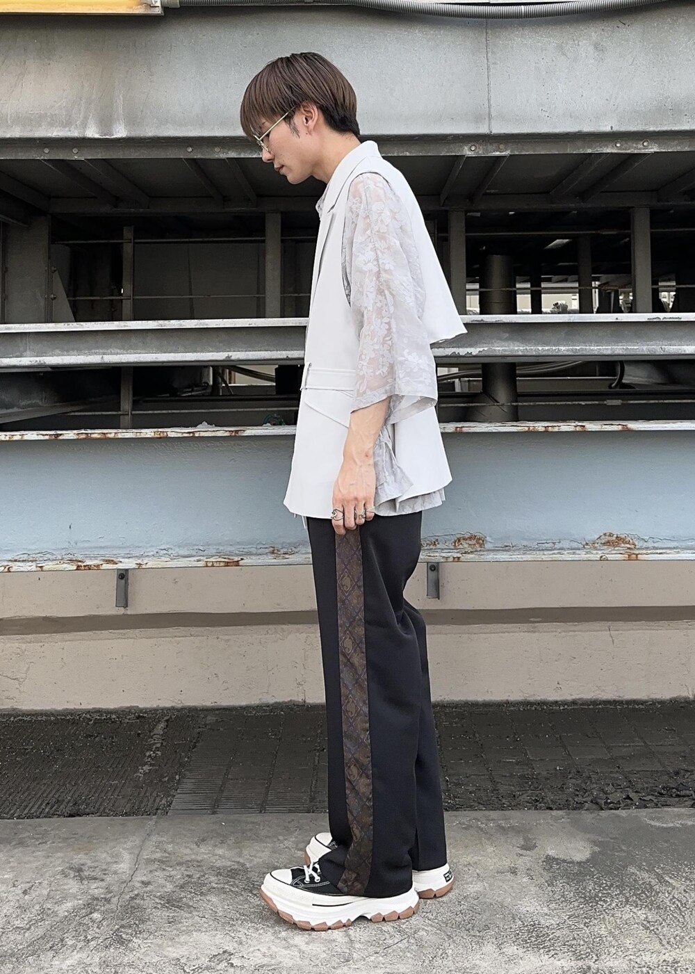 ブラック系のその他パンツ、グレー系のベスト、グレー系のシャツ/ブラウスを着用したメンズの秋コーディネートの2枚目の写真