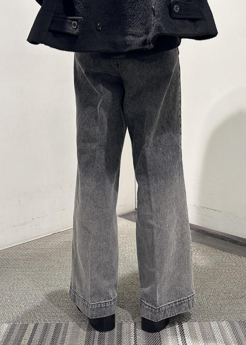 「junred、スウェット、ワイドパンツ、デニム、モノトーン、冬コーデ、デート、ブラック、ビッグシルエット、短丈、ショート丈、ブルゾン、プチプラ、ゆるコーデ、23AW冬の新作」｜「JUNREDのヴィンテージデニムスーパーフレアパンツ（デニムパンツ、ブラック系）」を使った、omatsuさん（メンズ・169cm）の冬コーディネートの7枚目の写真