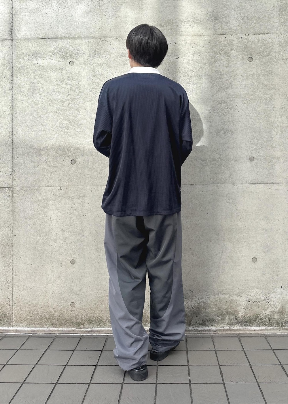 ブルー系のTシャツ/カットソー、グレー系のその他パンツを着用したメンズの春コーディネートの3枚目の写真
