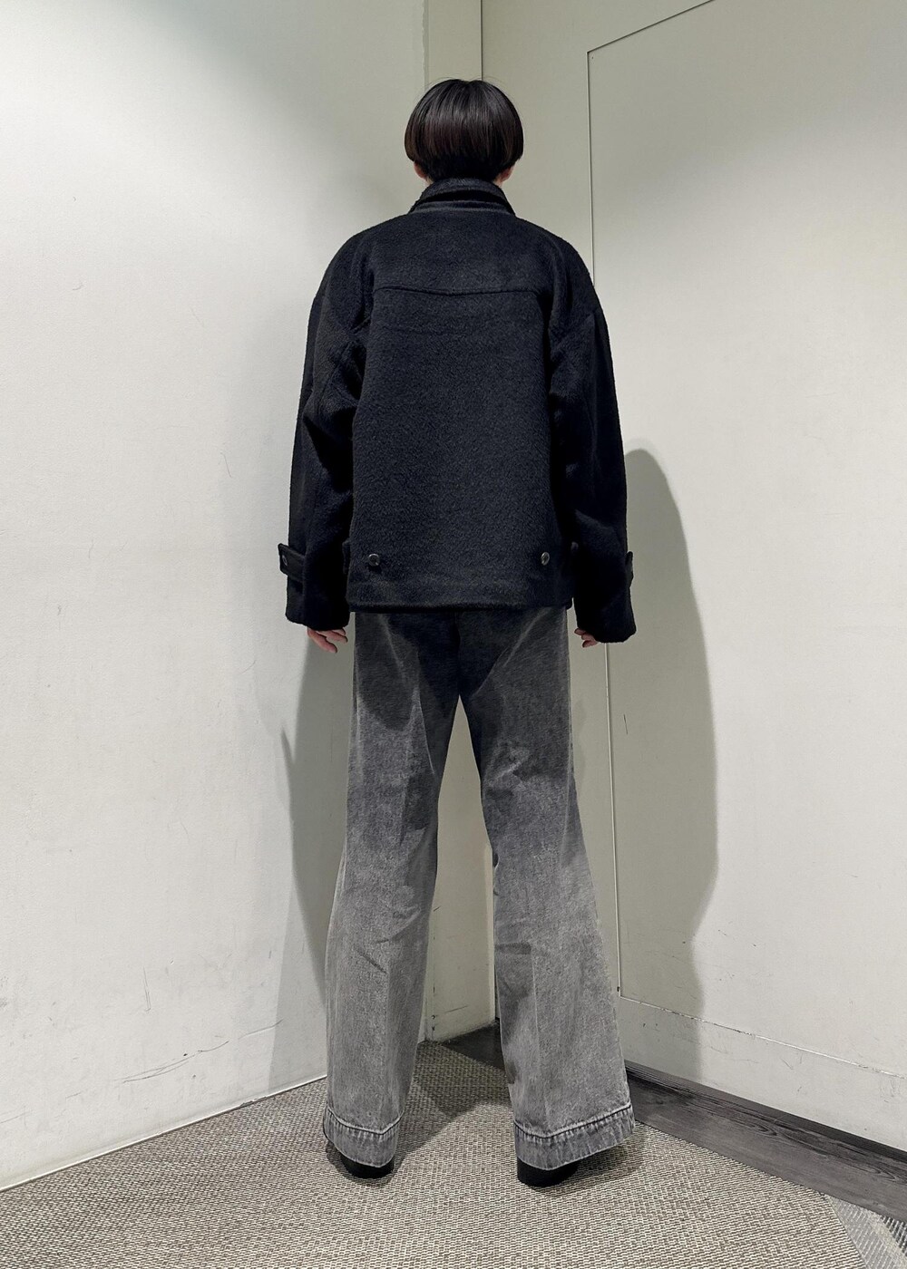 「junred、スウェット、ワイドパンツ、デニム、モノトーン、冬コーデ、デート、ブラック、ビッグシルエット、短丈、ショート丈、ブルゾン、プチプラ、ゆるコーデ、23AW冬の新作」｜「JUNREDのヴィンテージデニムスーパーフレアパンツ（デニムパンツ、ブラック系）」を使った、omatsuさん（メンズ・169cm）の冬コーディネートの3枚目の写真
