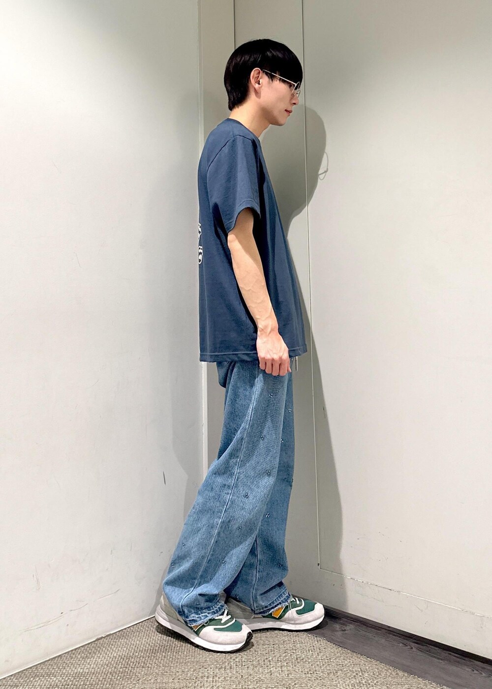 ブルー系のデニムパンツを着用したメンズの冬コーディネートの4枚目の写真
