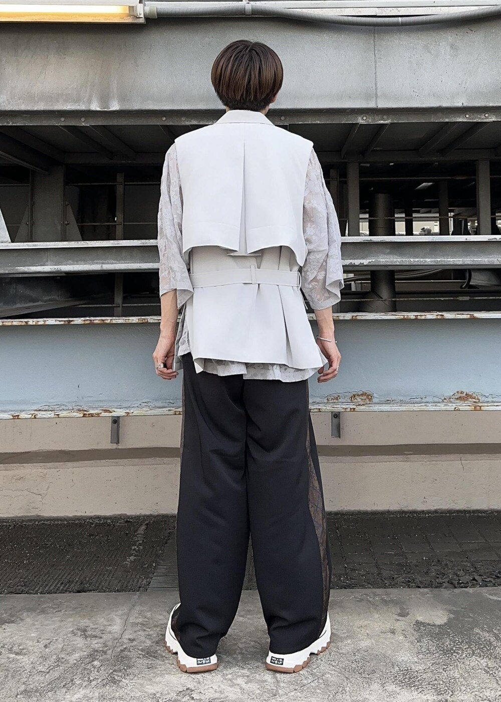 ブラック系のその他パンツ、グレー系のベスト、グレー系のシャツ/ブラウスを着用したメンズの秋コーディネートの3枚目の写真