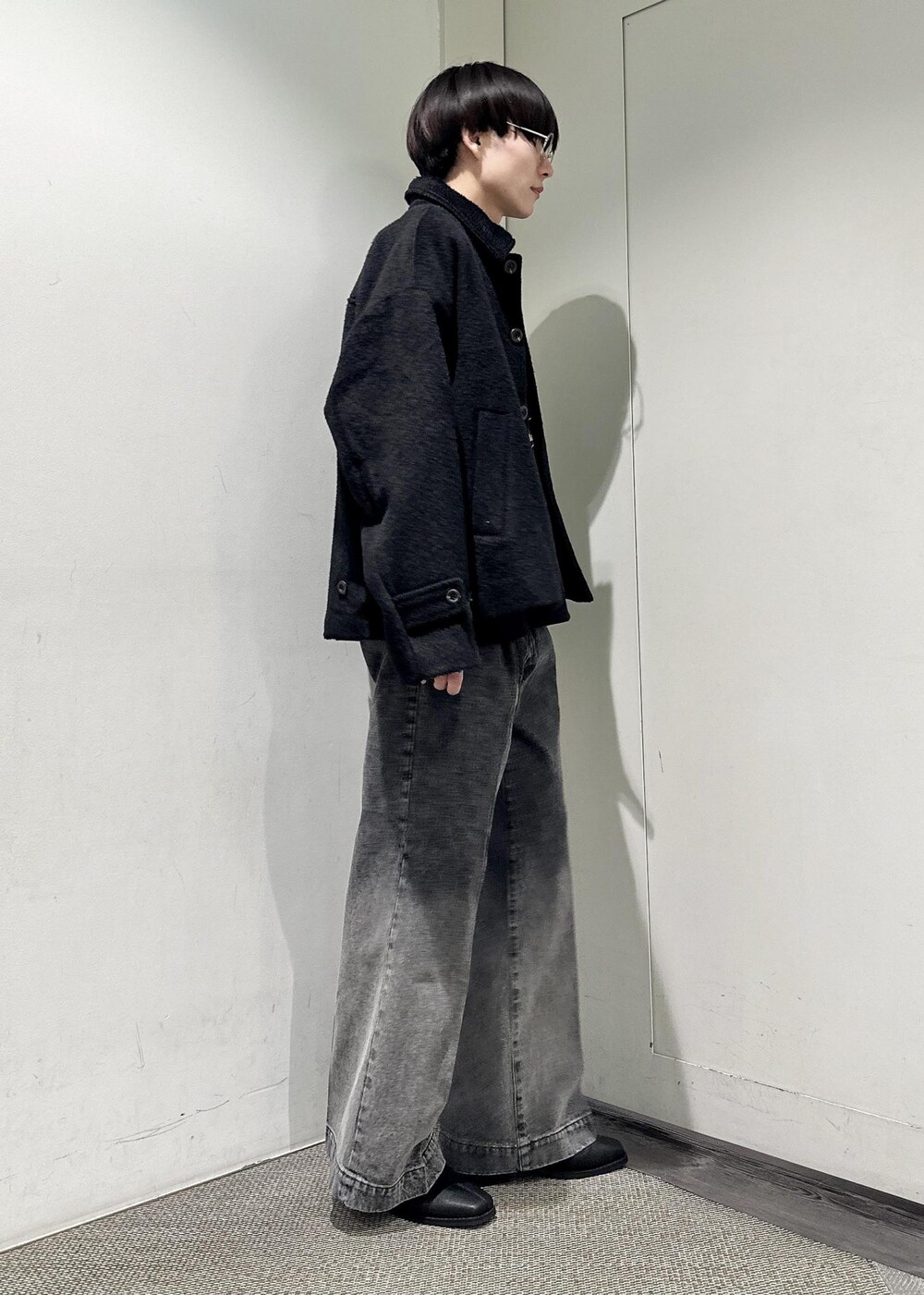 「junred、スウェット、ワイドパンツ、デニム、モノトーン、冬コーデ、デート、ブラック、ビッグシルエット、短丈、ショート丈、ブルゾン、プチプラ、ゆるコーデ、23AW冬の新作」｜「JUNREDのヴィンテージデニムスーパーフレアパンツ（デニムパンツ、ブラック系）」を使った、omatsuさん（メンズ・169cm）の冬コーディネートの4枚目の写真
