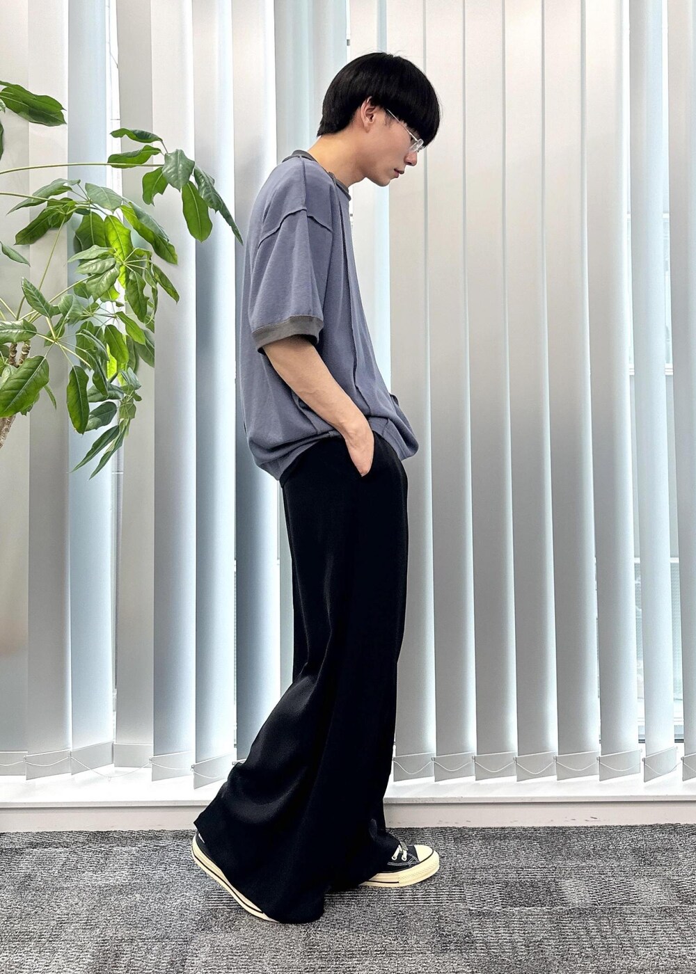 ブラック系のスラックス、ブルー系のTシャツ/カットソーを着用したメンズの春コーディネートの4枚目の写真