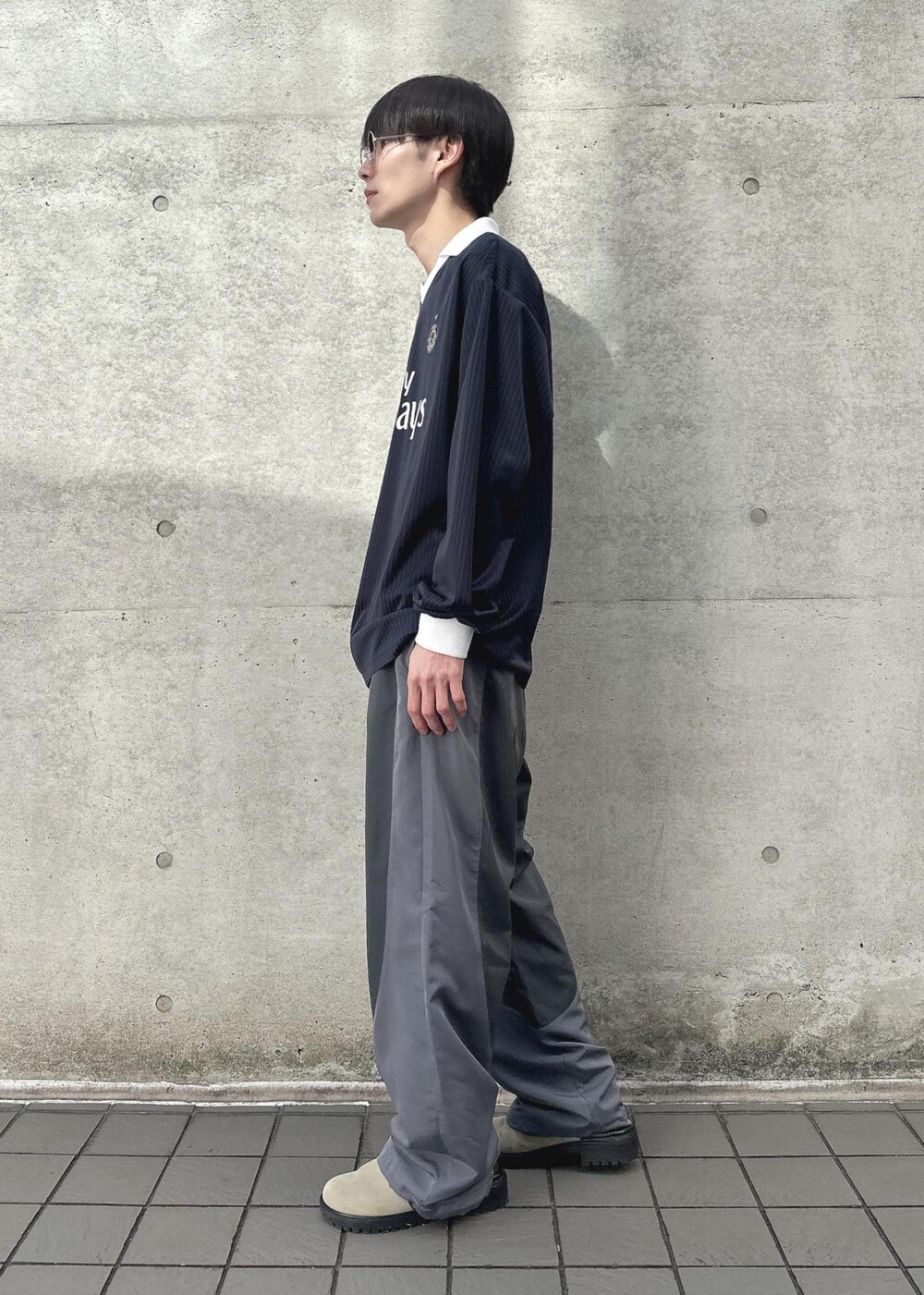 ブルー系のTシャツ/カットソー、グレー系のその他パンツを着用したメンズの春コーディネートの2枚目の写真