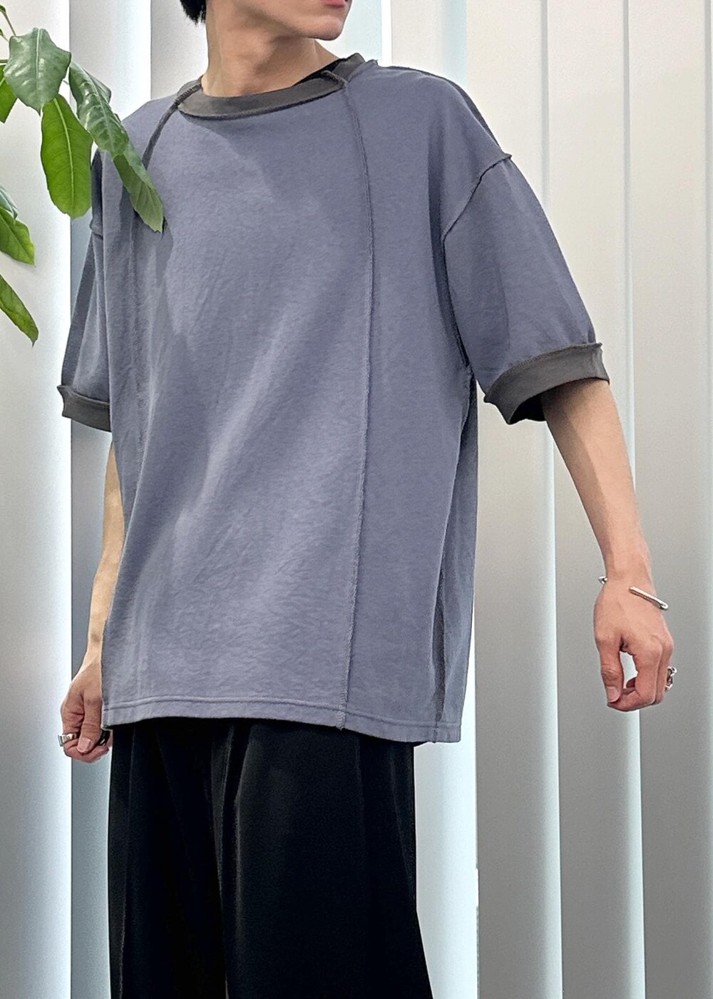 ブラック系のスラックス、ブルー系のTシャツ/カットソーを着用したメンズの春コーディネートの6枚目の写真