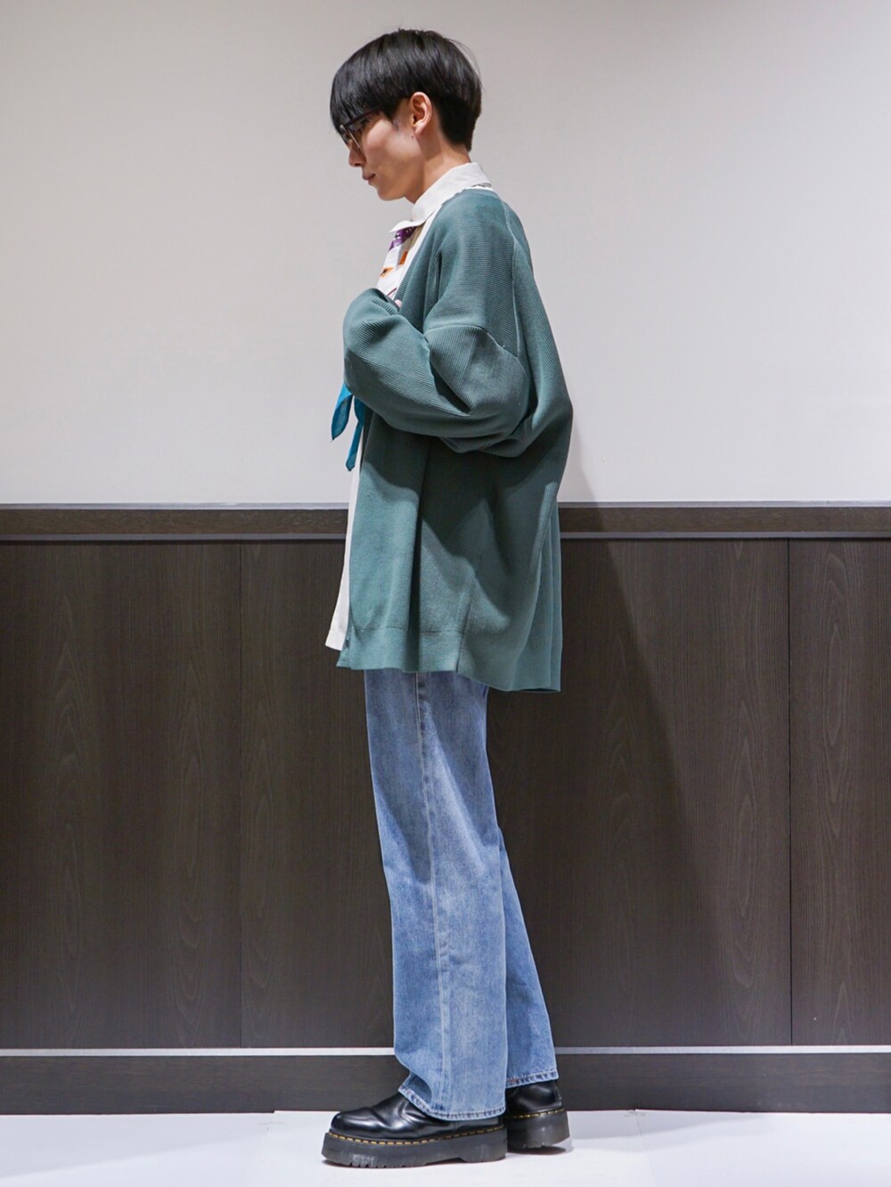 ホワイト系のシャツ/ブラウス、グリーン系のカーディガン/ボレロ、ブルー系のデニムパンツを着用したメンズの春コーディネートの2枚目の写真