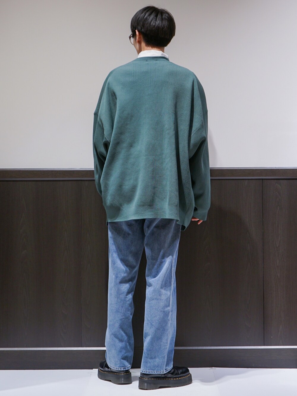 ホワイト系のシャツ/ブラウス、グリーン系のカーディガン/ボレロ、ブルー系のデニムパンツを着用したメンズの春コーディネートの3枚目の写真
