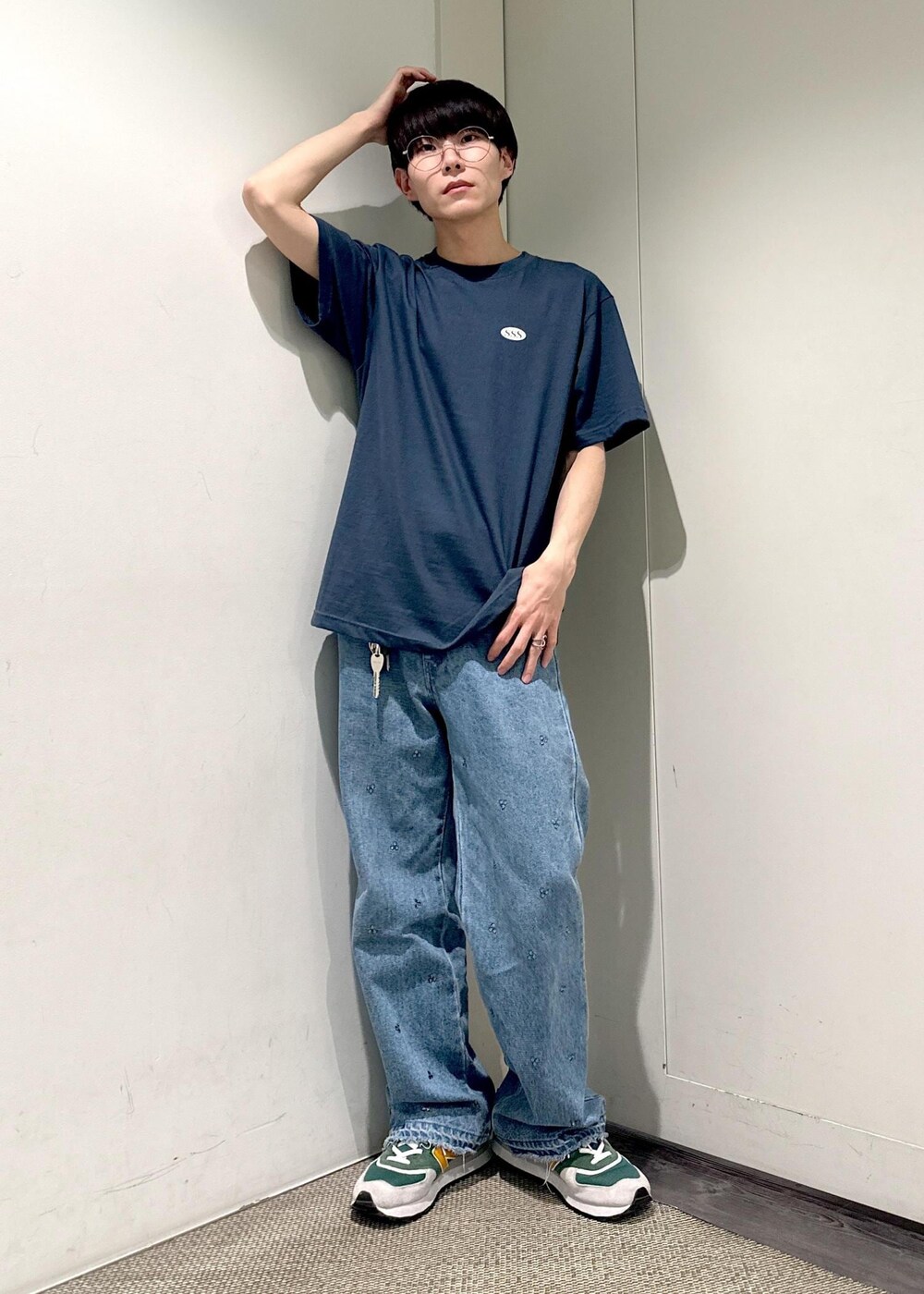 ブルー系のデニムパンツを着用したメンズの冬コーディネートの7枚目の写真