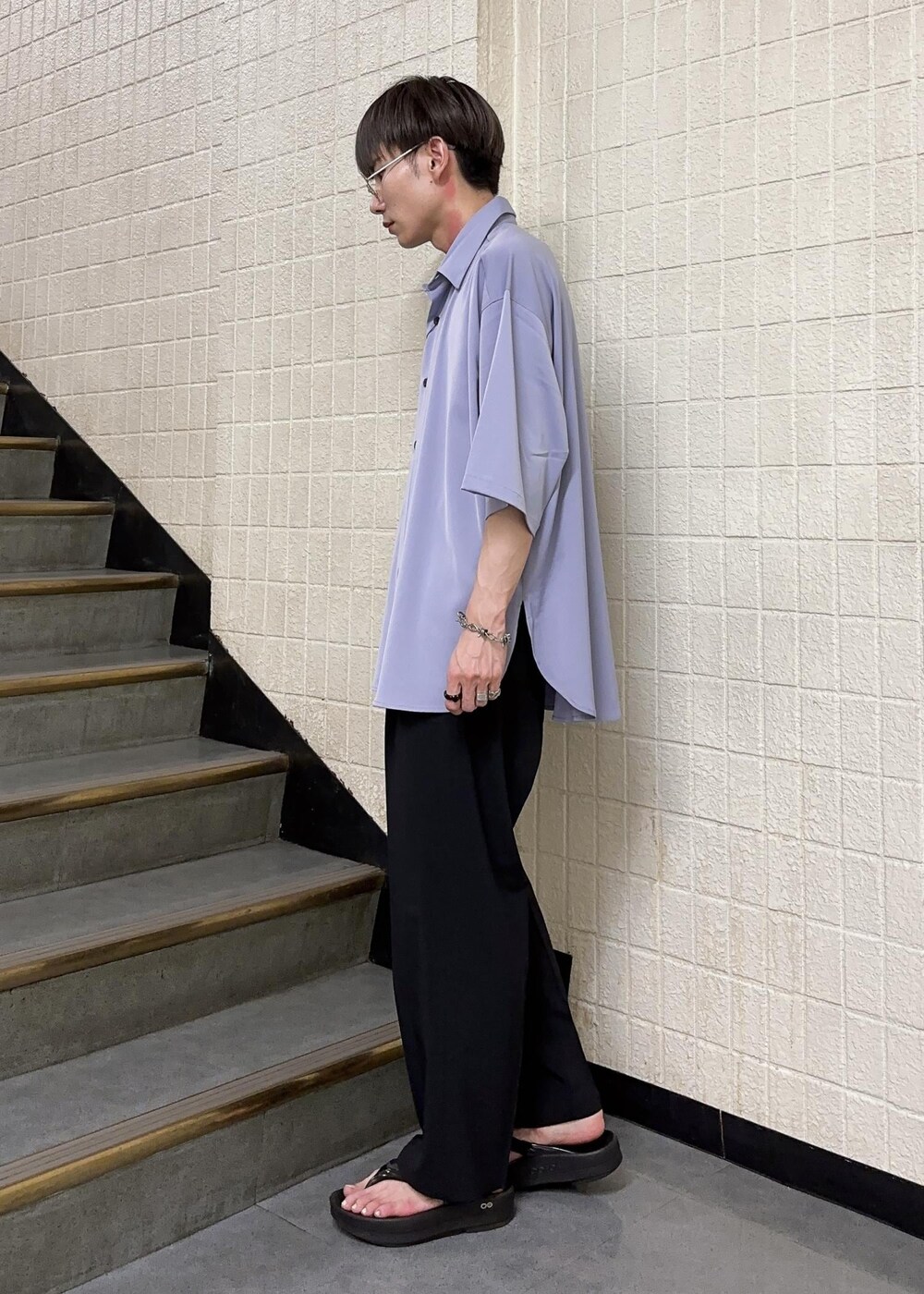 ブラック系のその他パンツ、パープル系のシャツ/ブラウスを着用したメンズの夏コーディネートの2枚目の写真
