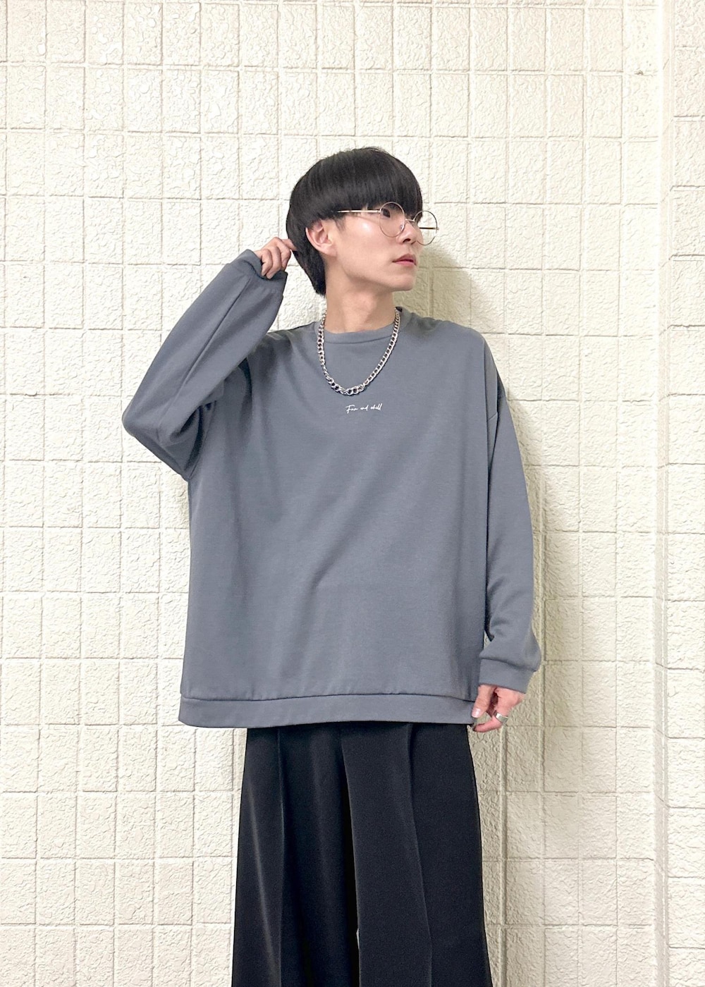 グレー系のTシャツ/カットソー、ブラック系のスラックス、シルバー系のリングを着用したメンズの春コーディネートの8枚目の写真