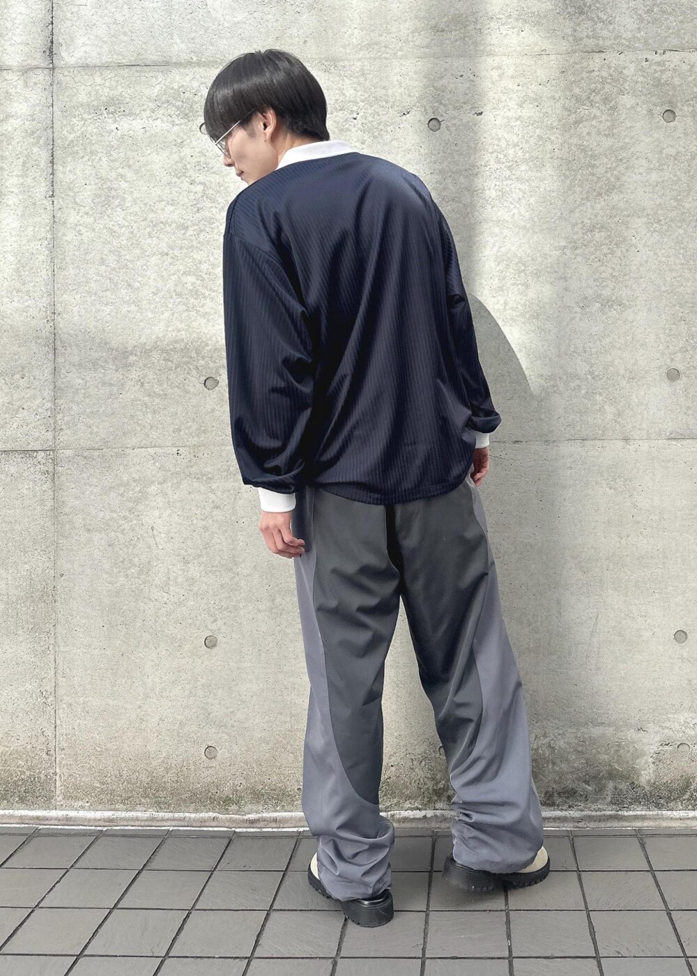 ブルー系のTシャツ/カットソー、グレー系のその他パンツを着用したメンズの春コーディネートの4枚目の写真