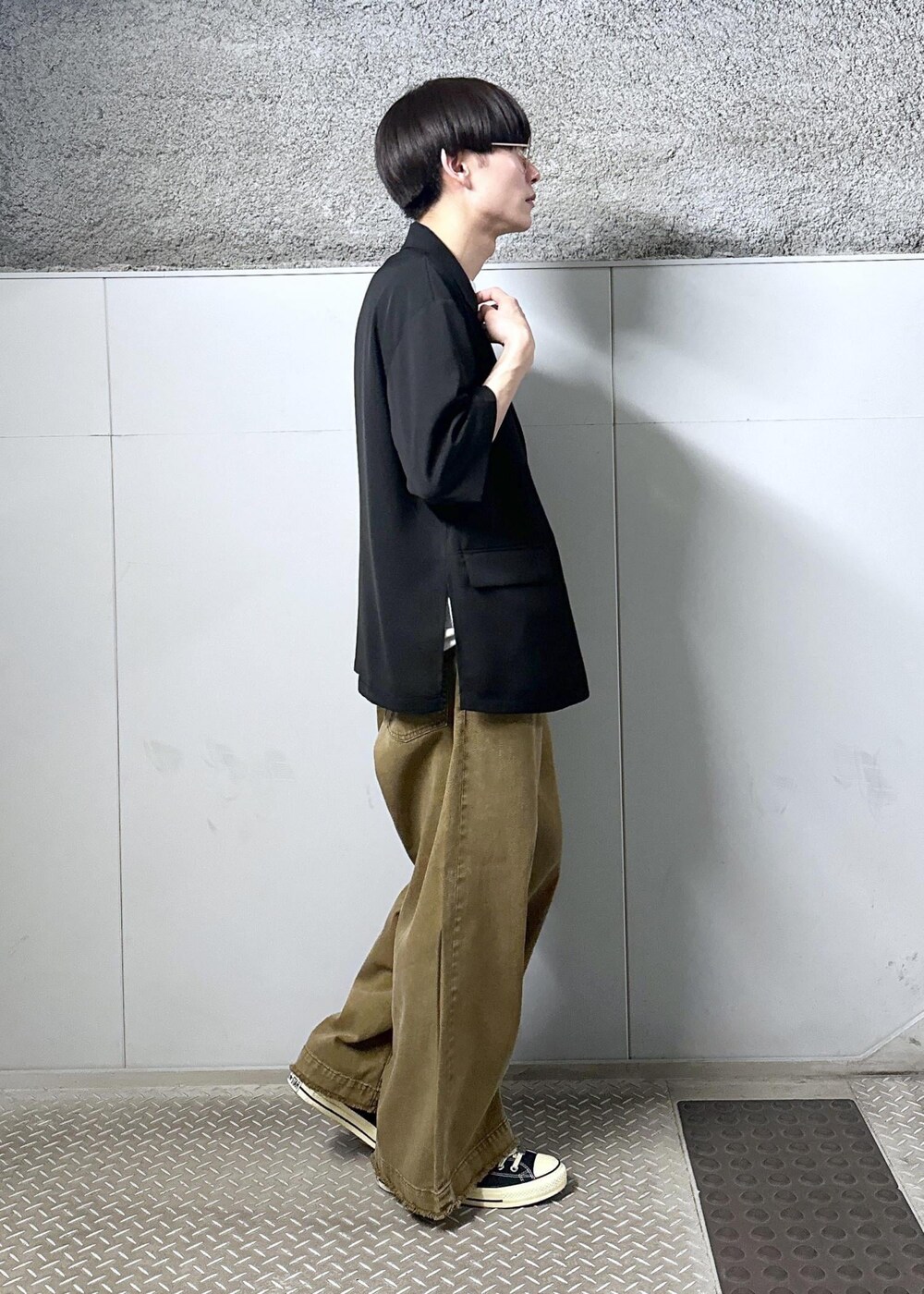 グレー系のTシャツ/カットソー、ベージュ系のデニムパンツ、ブラック系のテーラードジャケットを着用したメンズの春コーディネートの4枚目の写真