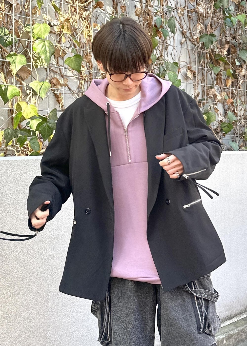 パープル系のパーカー、グレー系のカーゴパンツ、ブラック系のテーラードジャケットを着用したメンズの冬コーディネートの7枚目の写真