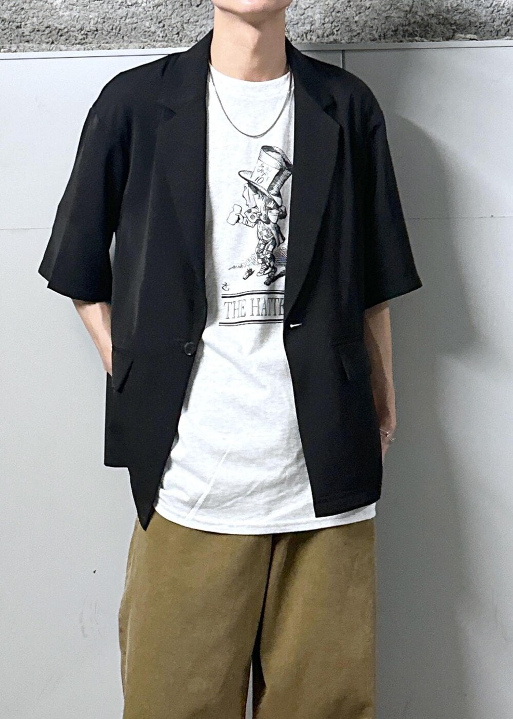 グレー系のTシャツ/カットソー、ベージュ系のデニムパンツ、ブラック系のテーラードジャケットを着用したメンズの春コーディネートの6枚目の写真