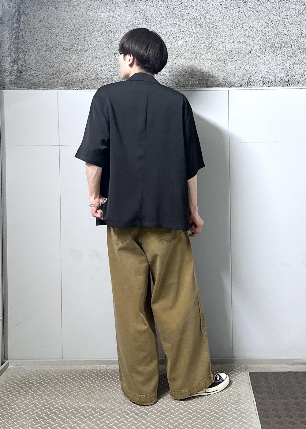 グレー系のTシャツ/カットソー、ベージュ系のデニムパンツ、ブラック系のテーラードジャケットを着用したメンズの春コーディネートの3枚目の写真