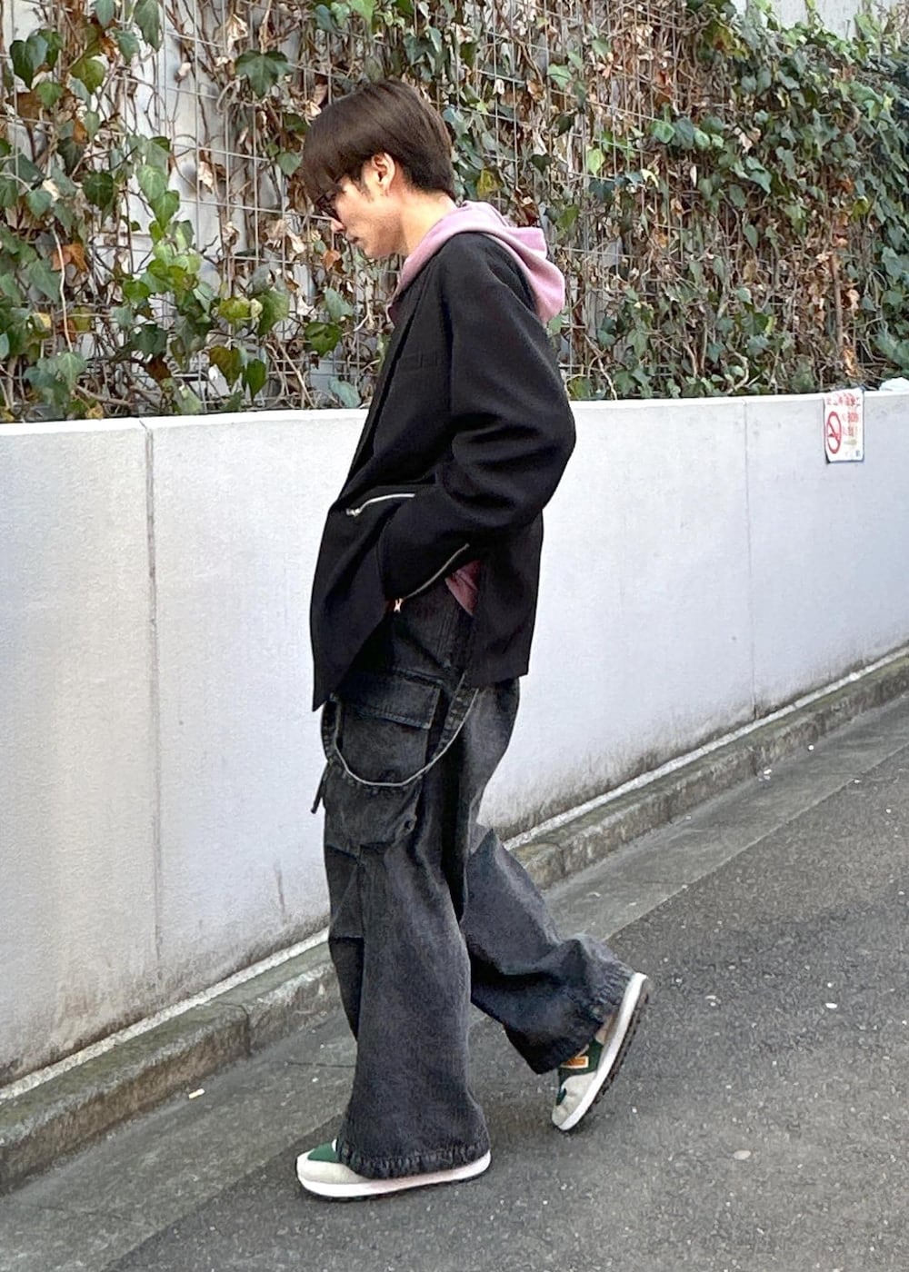 パープル系のパーカー、グレー系のカーゴパンツ、ブラック系のテーラードジャケットを着用したメンズの冬コーディネートの2枚目の写真