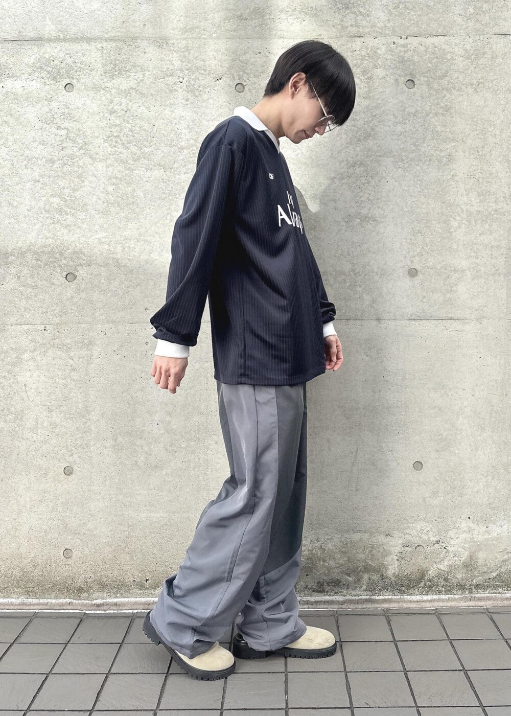 ブルー系のTシャツ/カットソー、グレー系のその他パンツを着用したメンズの春コーディネートの5枚目の写真
