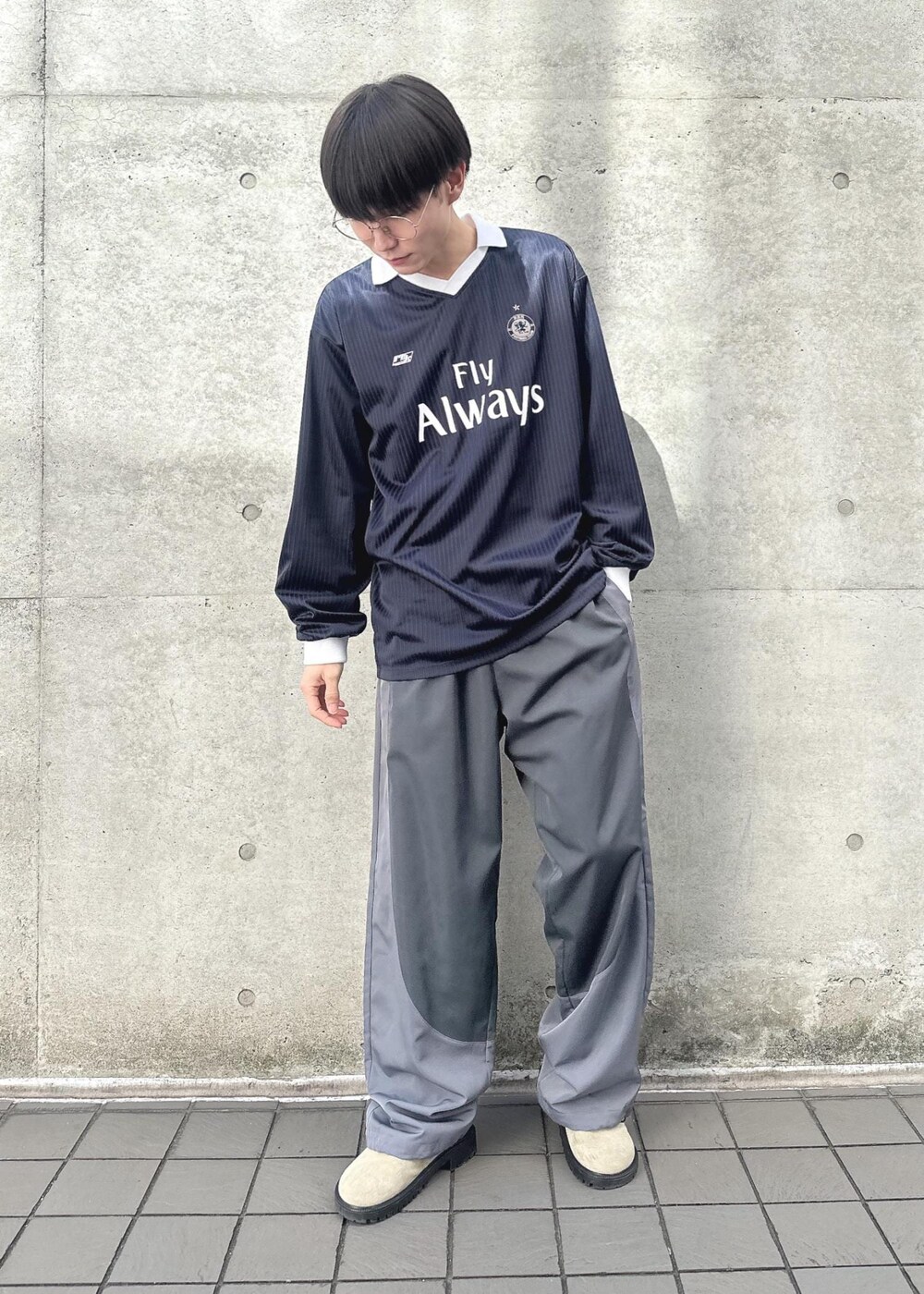 ブルー系のTシャツ/カットソー、グレー系のその他パンツを着用したメンズの春コーディネートの10枚目の写真