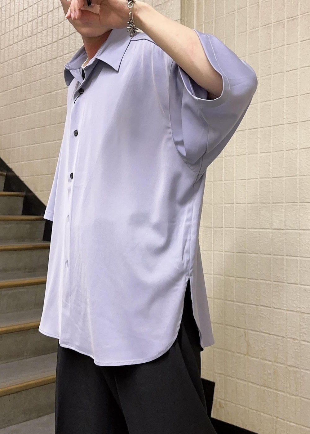 ブラック系のその他パンツ、パープル系のシャツ/ブラウスを着用したメンズの夏コーディネートの5枚目の写真