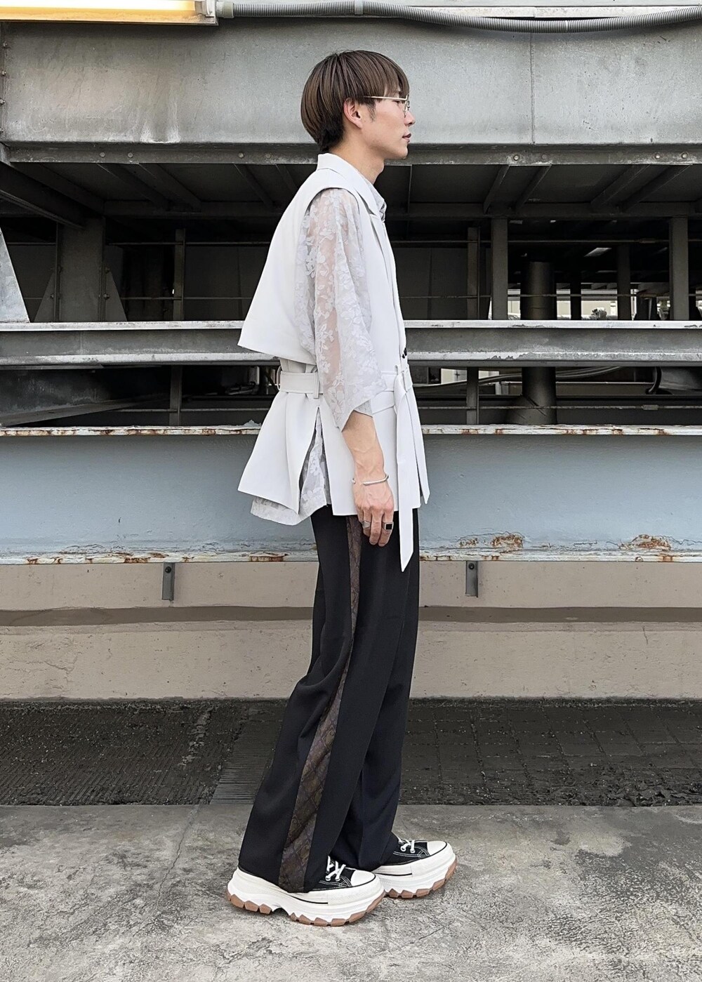 ブラック系のその他パンツ、グレー系のベスト、グレー系のシャツ/ブラウスを着用したメンズの秋コーディネートの4枚目の写真