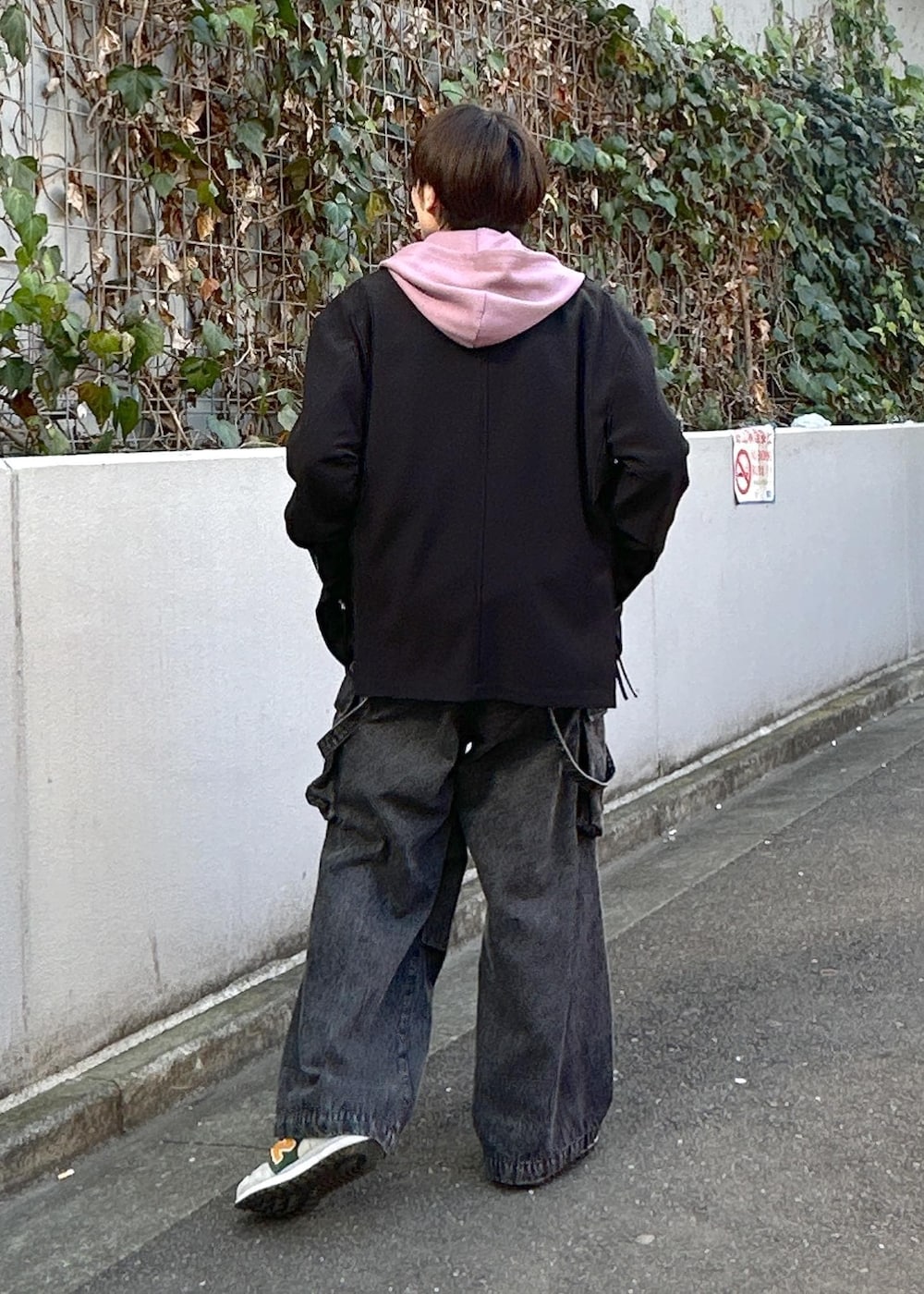 パープル系のパーカー、グレー系のカーゴパンツ、ブラック系のテーラードジャケットを着用したメンズの冬コーディネートの3枚目の写真