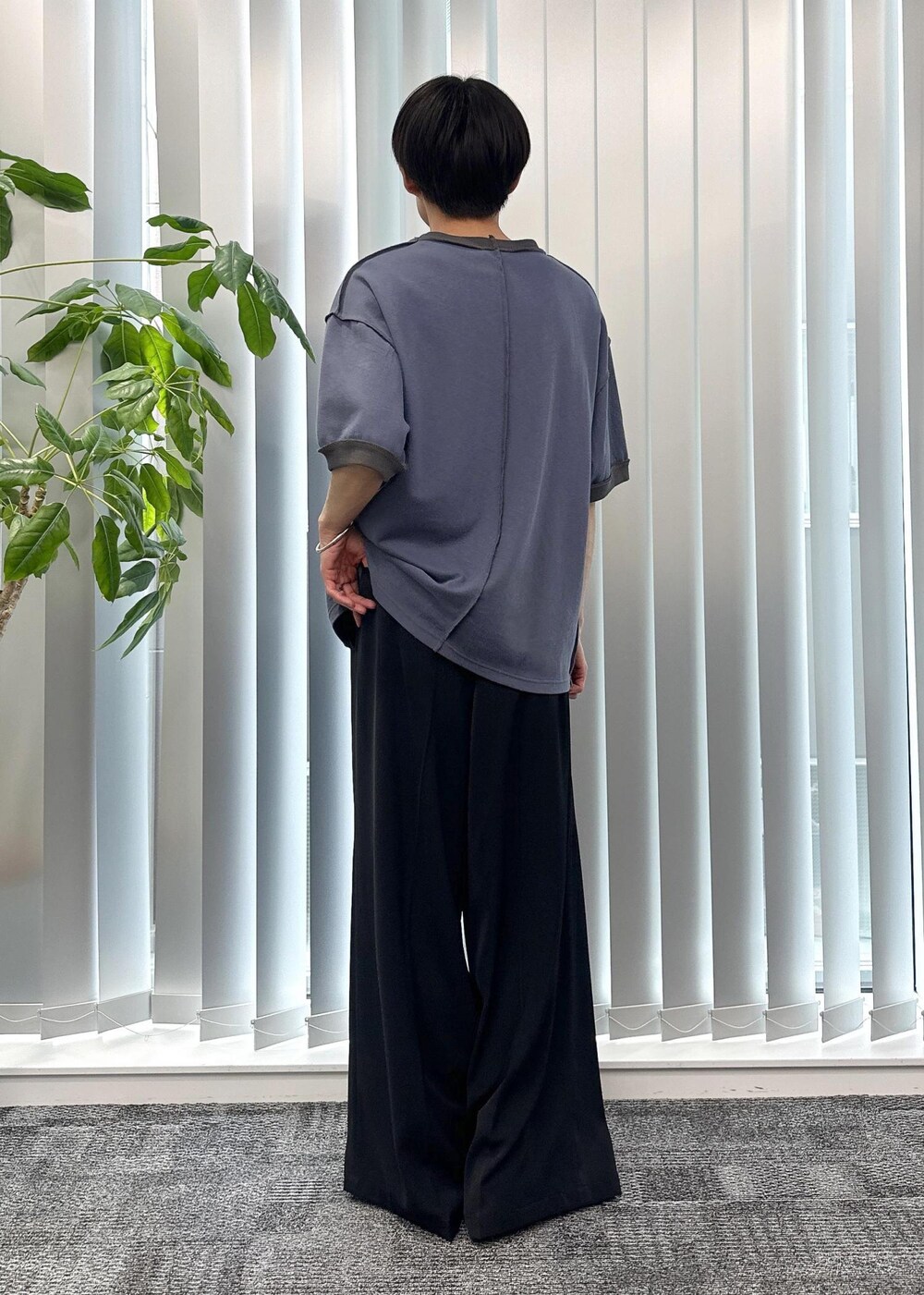 ブラック系のスラックス、ブルー系のTシャツ/カットソーを着用したメンズの春コーディネートの3枚目の写真