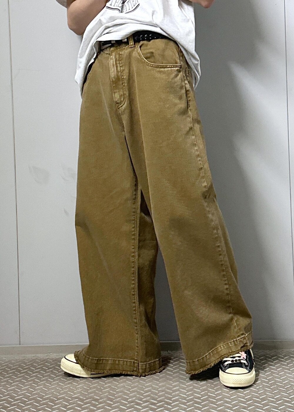 グレー系のTシャツ/カットソー、ベージュ系のデニムパンツ、ブラック系のテーラードジャケットを着用したメンズの春コーディネートの8枚目の写真