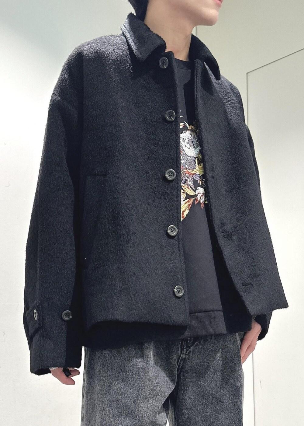 「junred、スウェット、ワイドパンツ、デニム、モノトーン、冬コーデ、デート、ブラック、ビッグシルエット、短丈、ショート丈、ブルゾン、プチプラ、ゆるコーデ、23AW冬の新作」｜「JUNREDのヴィンテージデニムスーパーフレアパンツ（デニムパンツ、ブラック系）」を使った、omatsuさん（メンズ・169cm）の冬コーディネートの5枚目の写真