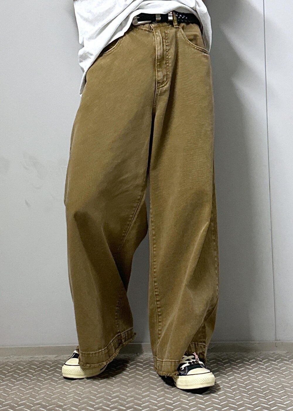 グレー系のTシャツ/カットソー、ベージュ系のデニムパンツ、ブラック系のテーラードジャケットを着用したメンズの春コーディネートの7枚目の写真