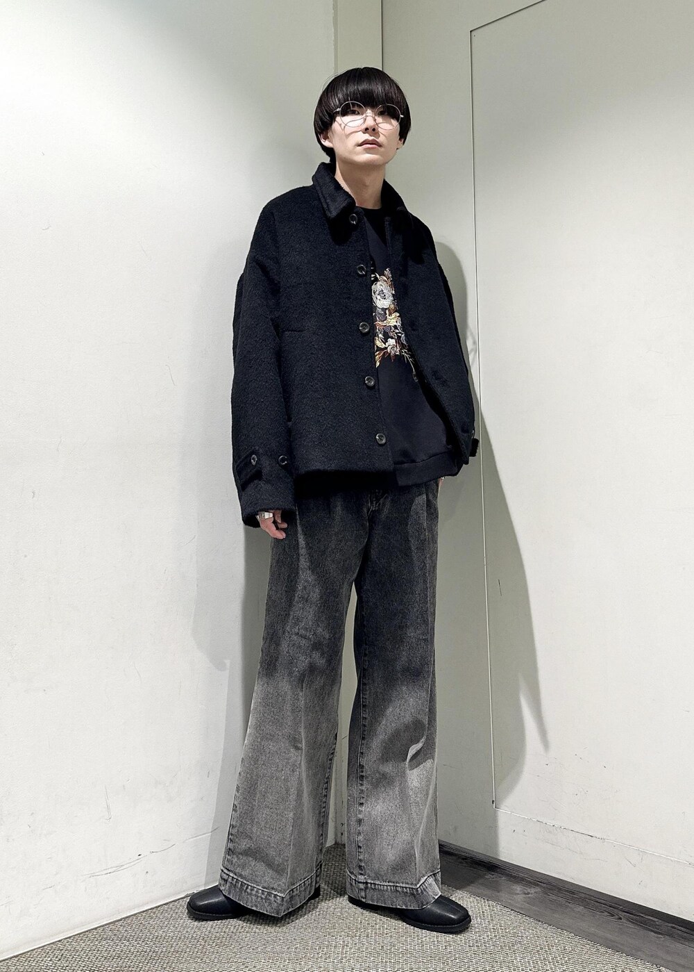 「junred、スウェット、ワイドパンツ、デニム、モノトーン、冬コーデ、デート、ブラック、ビッグシルエット、短丈、ショート丈、ブルゾン、プチプラ、ゆるコーデ、23AW冬の新作」｜「JUNREDのヴィンテージデニムスーパーフレアパンツ（デニムパンツ、ブラック系）」を使った、omatsuさん（メンズ・169cm）の冬コーディネートの8枚目の写真