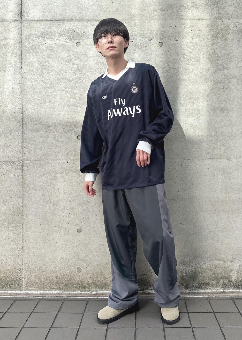 ブルー系のTシャツ/カットソー、グレー系のその他パンツを着用したメンズの春コーディネートの6枚目の写真