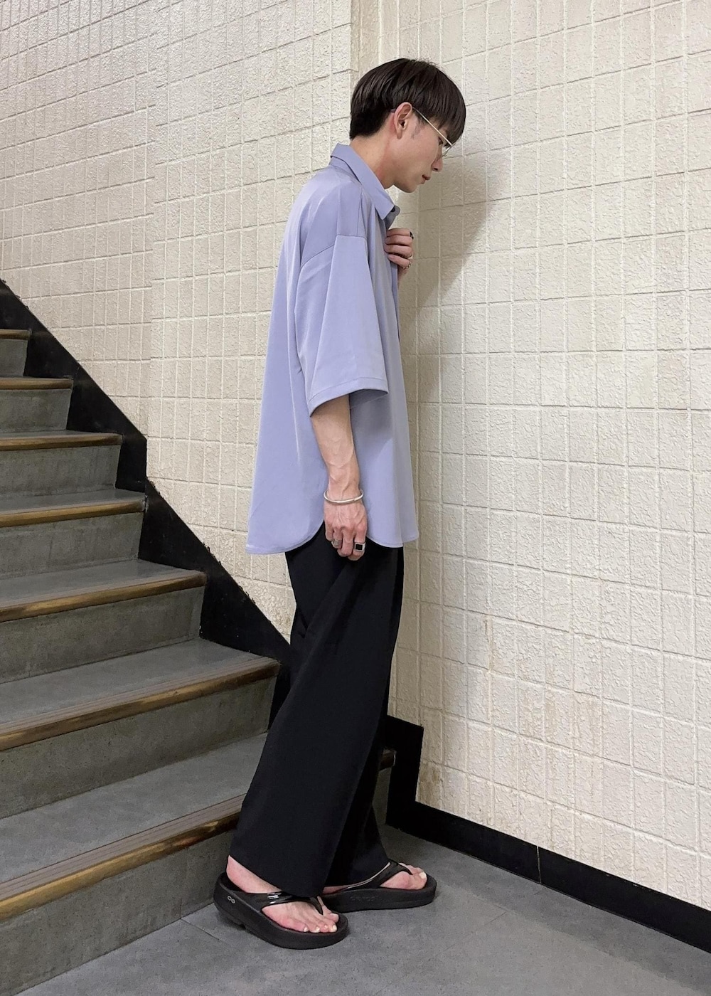 ブラック系のその他パンツ、パープル系のシャツ/ブラウスを着用したメンズの夏コーディネートの4枚目の写真