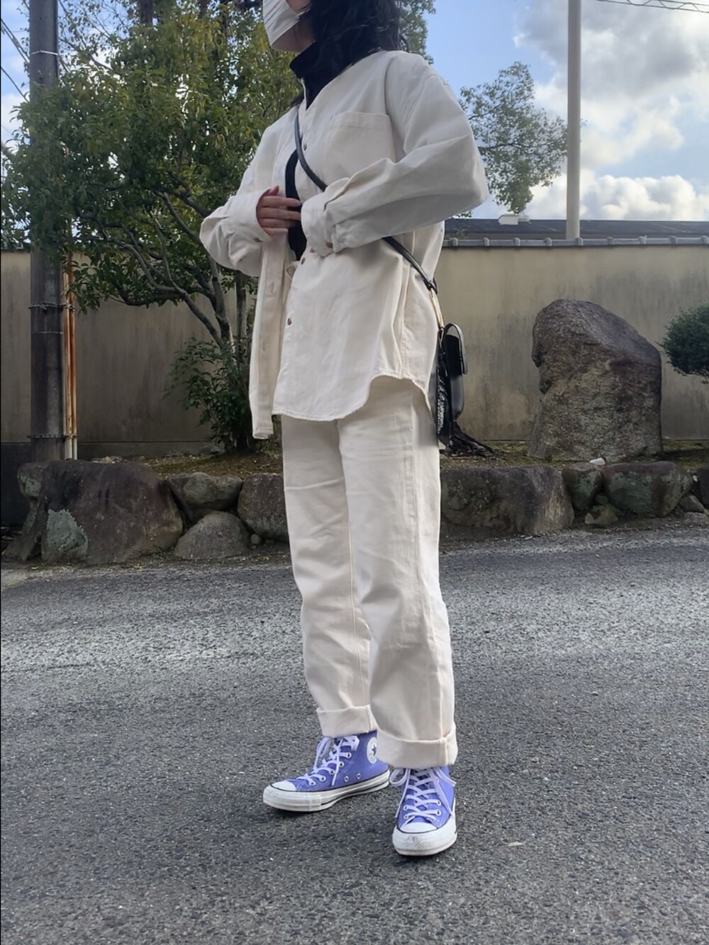 「春服みてみて、オトナカジュアル、春、おしゃれさんと繋がりたい、春アウター、ゆるコーデ、休日コーデ、ootd、ラフ、カジュアルコーデ、パステル映える春、コンバース、shein、ワントーンコーデ、ホワイト」｜「CONVERSE ALL STARのアイテム（スニーカー、パープル系）」を使った、rnalさん（レディース・158cm）の春コーディネートの3枚目の写真
