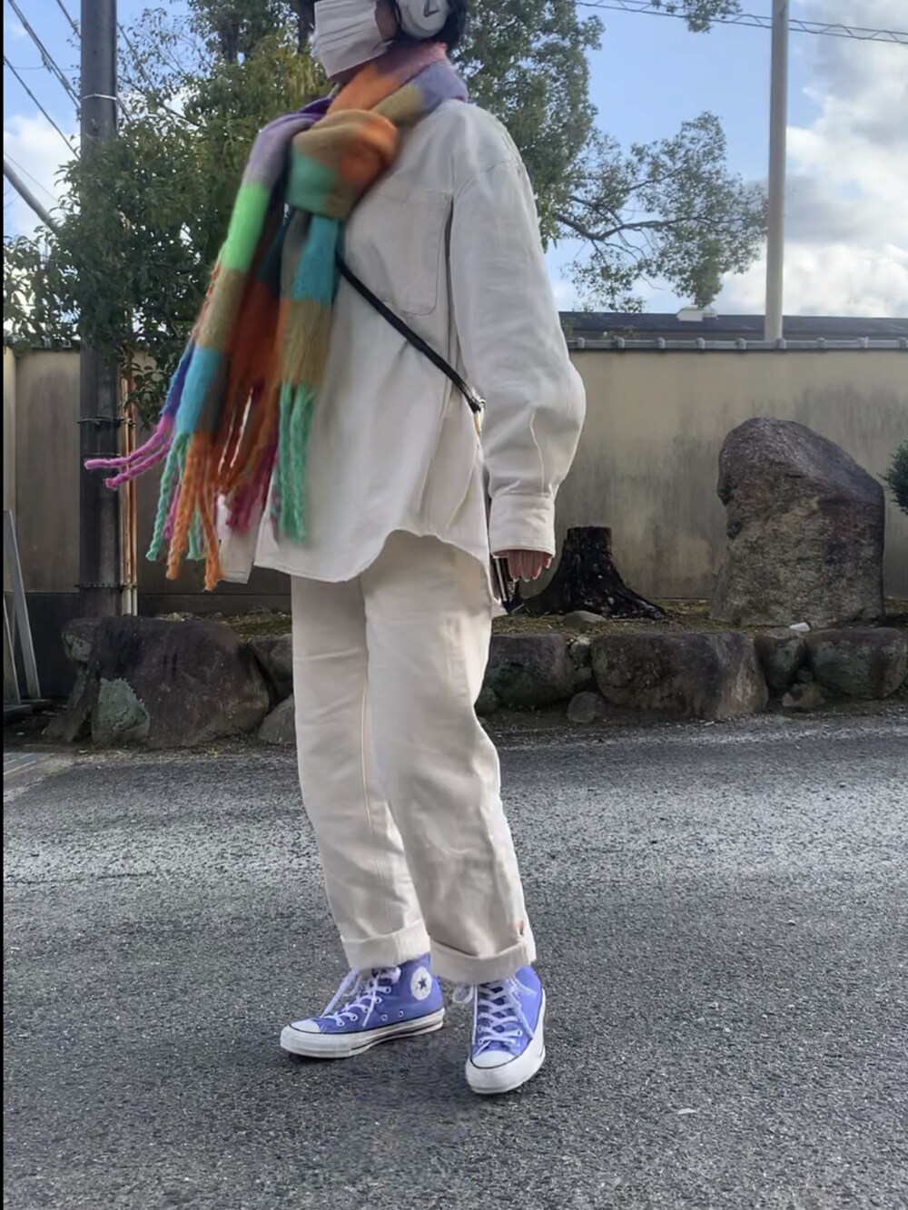 「春服みてみて、オトナカジュアル、春、おしゃれさんと繋がりたい、春アウター、ゆるコーデ、休日コーデ、ootd、ラフ、カジュアルコーデ、パステル映える春、コンバース、shein、ワントーンコーデ、ホワイト」｜「CONVERSE ALL STARのアイテム（スニーカー、パープル系）」を使った、rnalさん（レディース・158cm）の春コーディネートの2枚目の写真