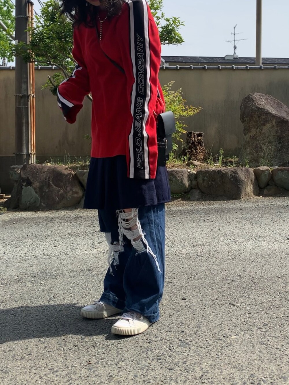 「休日スタイル、シンプル、カジュアル、ラクチンコーデ、おでかけコーデ、ootd、下北沢、古着MIX、今日のコーデ、レイヤードスタイル、デニム、オーバーサイズ、ストリート、ハンドメイド」｜「Onitsuka Tigerのアイテム（スニーカー、ホワイト系）」を使った、rnalさん（レディース・158cm）の春コーディネートの3枚目の写真