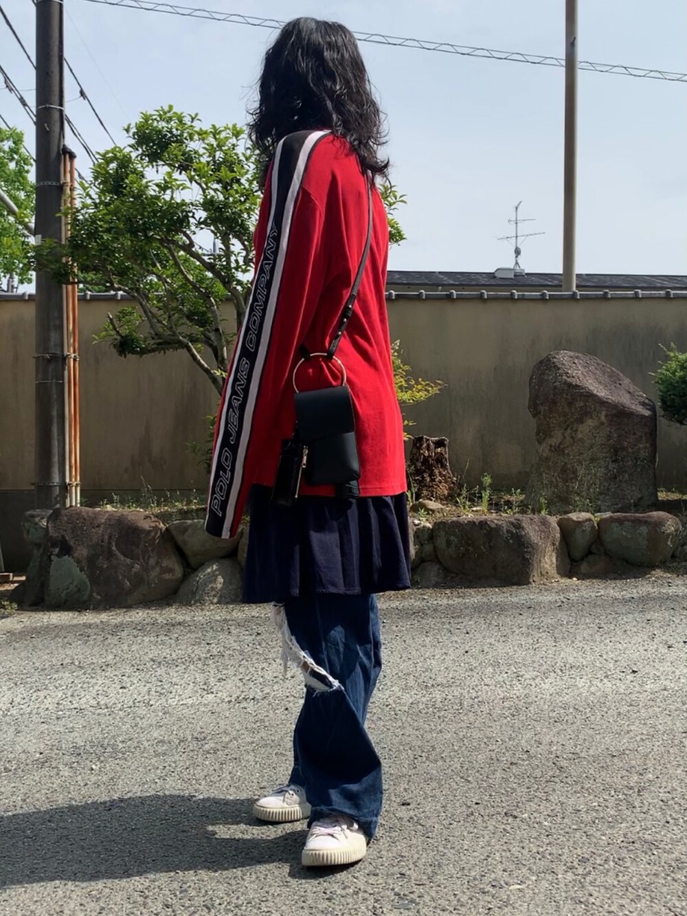 「休日スタイル、シンプル、カジュアル、ラクチンコーデ、おでかけコーデ、ootd、下北沢、古着MIX、今日のコーデ、レイヤードスタイル、デニム、オーバーサイズ、ストリート、ハンドメイド」｜「Onitsuka Tigerのアイテム（スニーカー、ホワイト系）」を使った、rnalさん（レディース・158cm）の春コーディネートの2枚目の写真