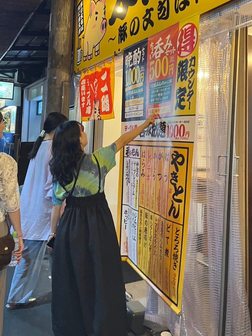 「休日スタイル、大人コーデ、カジュアルコーデ、リラックススタイル、プチプラ、スニーカーコーデ、カラー×コーデ、ミニバッグ、タイダイ柄、古着MIX、古着、キャミワンピ、ストリート」｜「GRLのアイテム（ワンピース、ブラック系）」を使った、rnalさん（レディース・158cm）の夏コーディネートの3枚目の写真