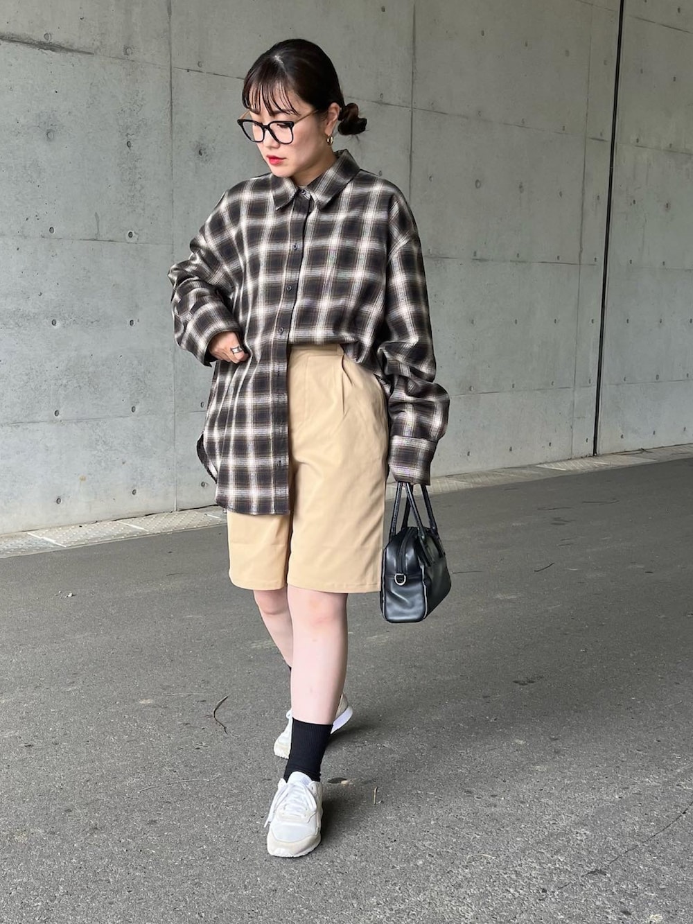 「秋先取りコーデ、パンツスタイル、オトナカワイイ、休日コーデ、お洒落さんとつながりたい、ママコーデ、チノパン、ハーフパンツ」｜「BONLECILLのメンズライクオーバーサイズシャツ/ストライプ/無地（シャツ/ブラウス、グリーン系）」を使った、kunchan1227さん（レディース・155cm）の秋コーディネートの3枚目の写真
