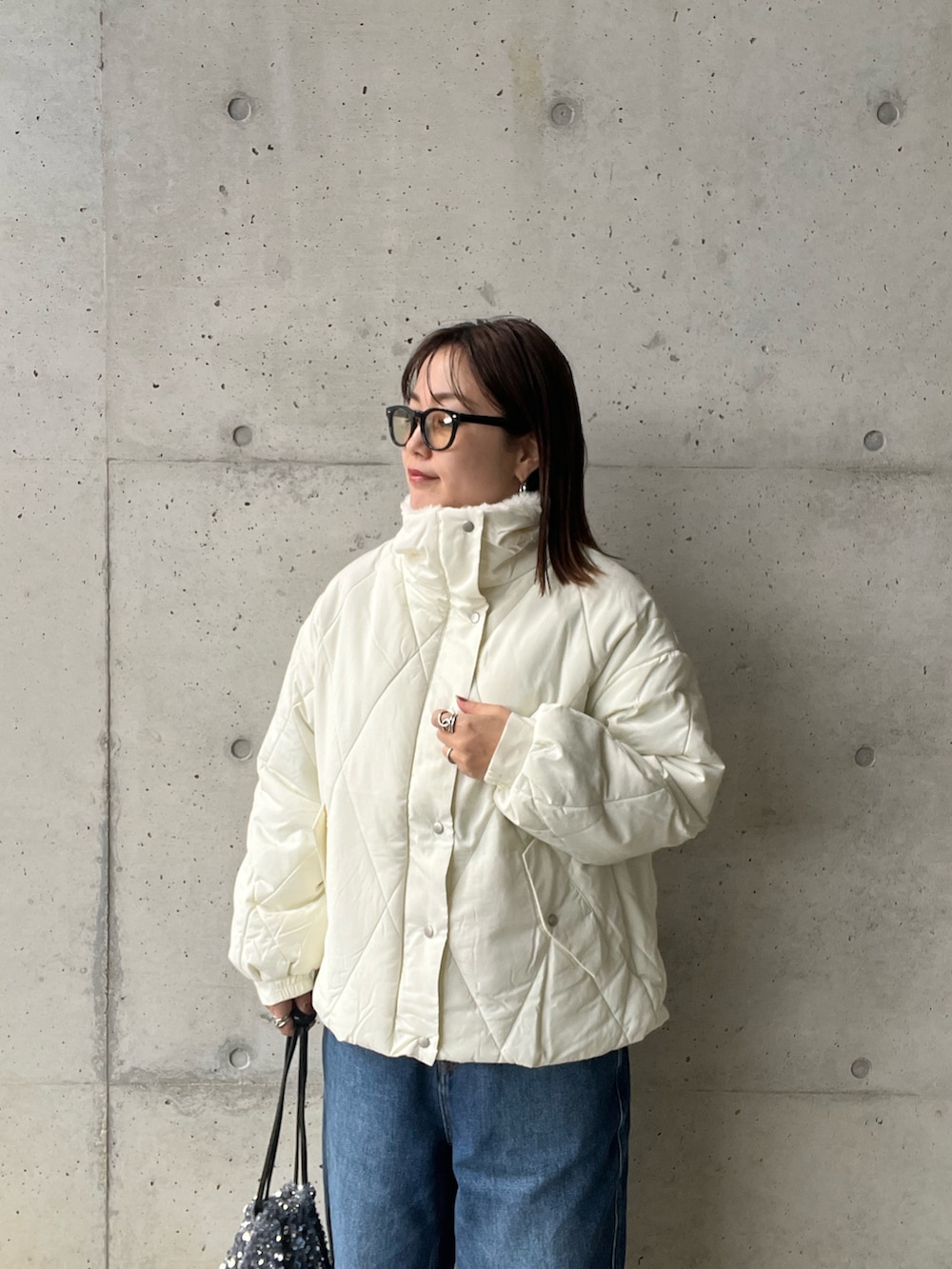 ホワイト系のダウンジャケット/コート、シルバー系のショルダーバッグを着用したレディースの秋コーディネートの5枚目の写真