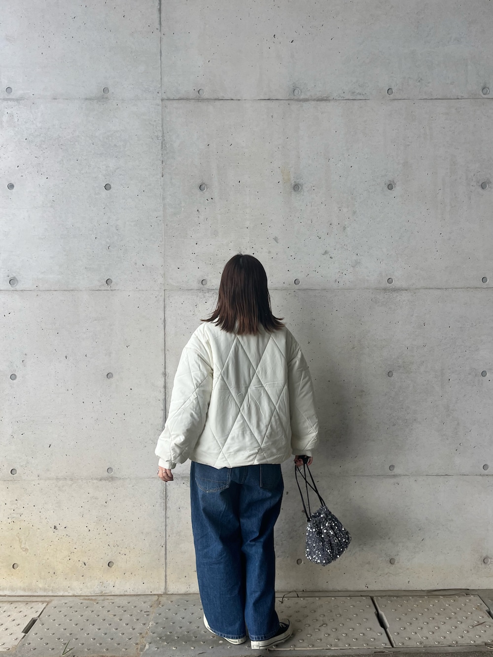 ホワイト系のダウンジャケット/コート、シルバー系のショルダーバッグを着用したレディースの秋コーディネートの3枚目の写真